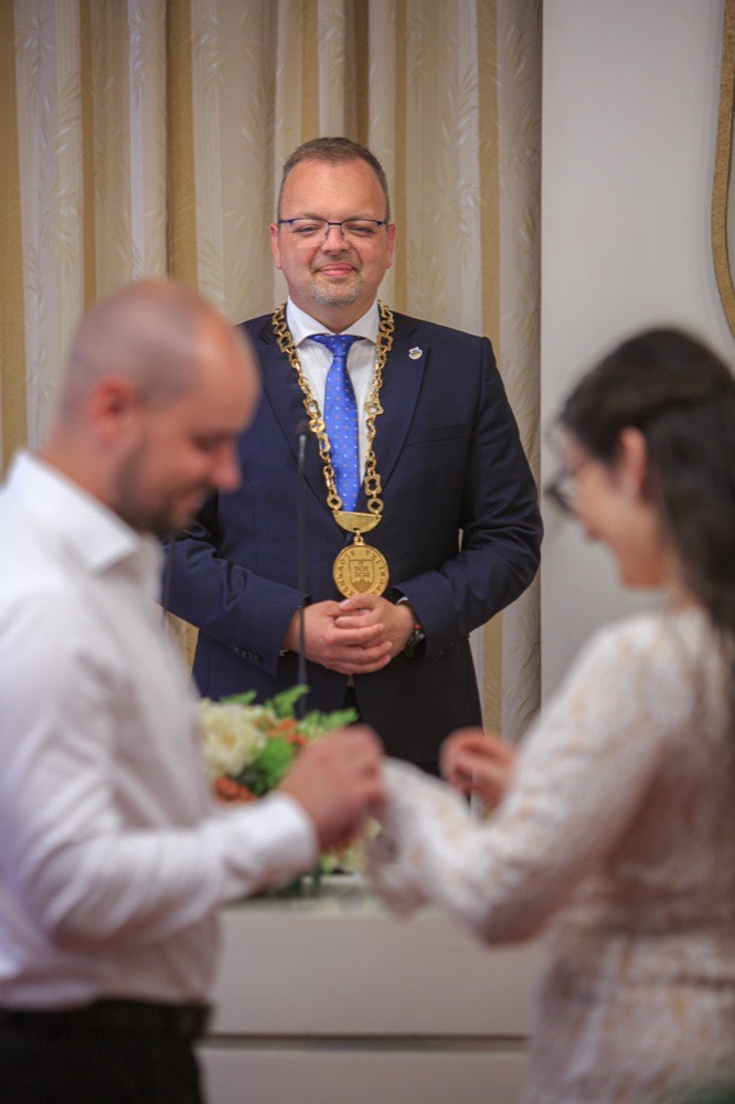 Marcel Vrchota pri sobášnom obrade